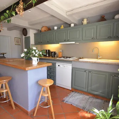 Дом отдыха Cozy In St Quentin La Poterie Сен-Кентен-ла-Потри
